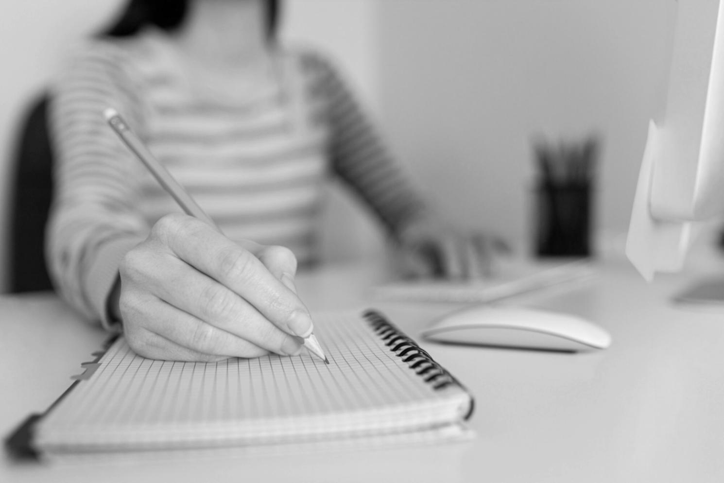 Ambiente de trabalho organizado com calculadora e documentos de segurança financeira